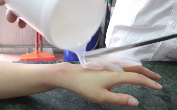 人體硅膠可以直接貼在人體皮膚上嗎？